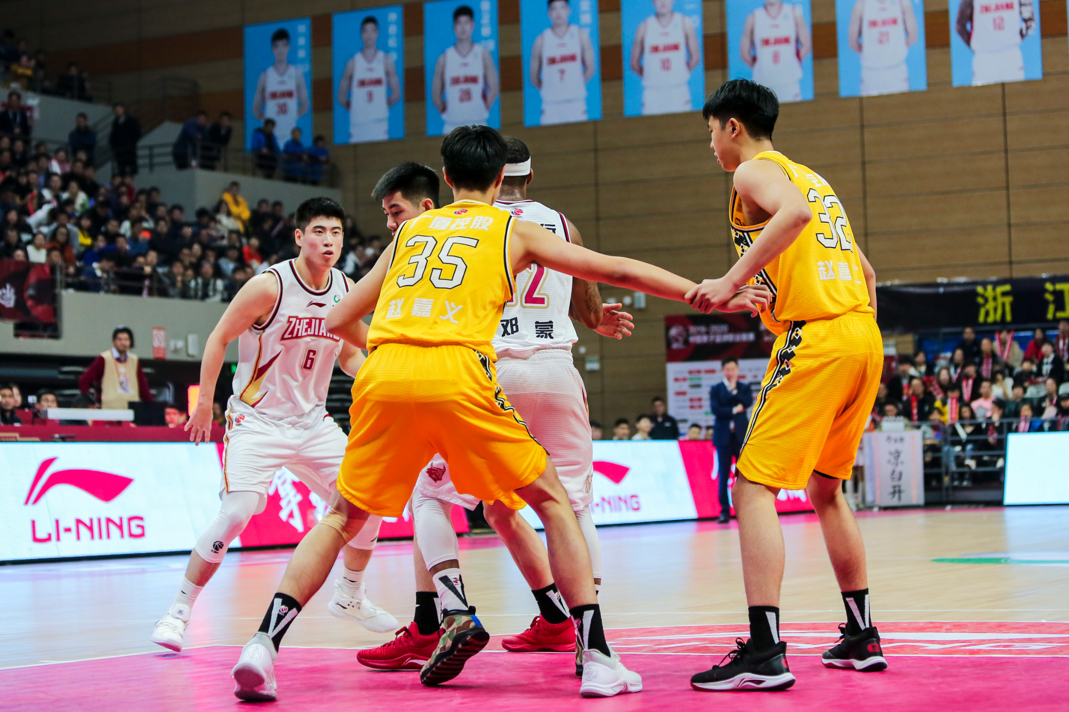 lol-广厦男篮发布备战花絮，加时末段绝杀压哨，足总杯任务艰巨，轮换策略成焦点(广东宏远战广厦胜负发生逆袭)